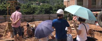 八月驕陽盛似火，員工揮汗守一線